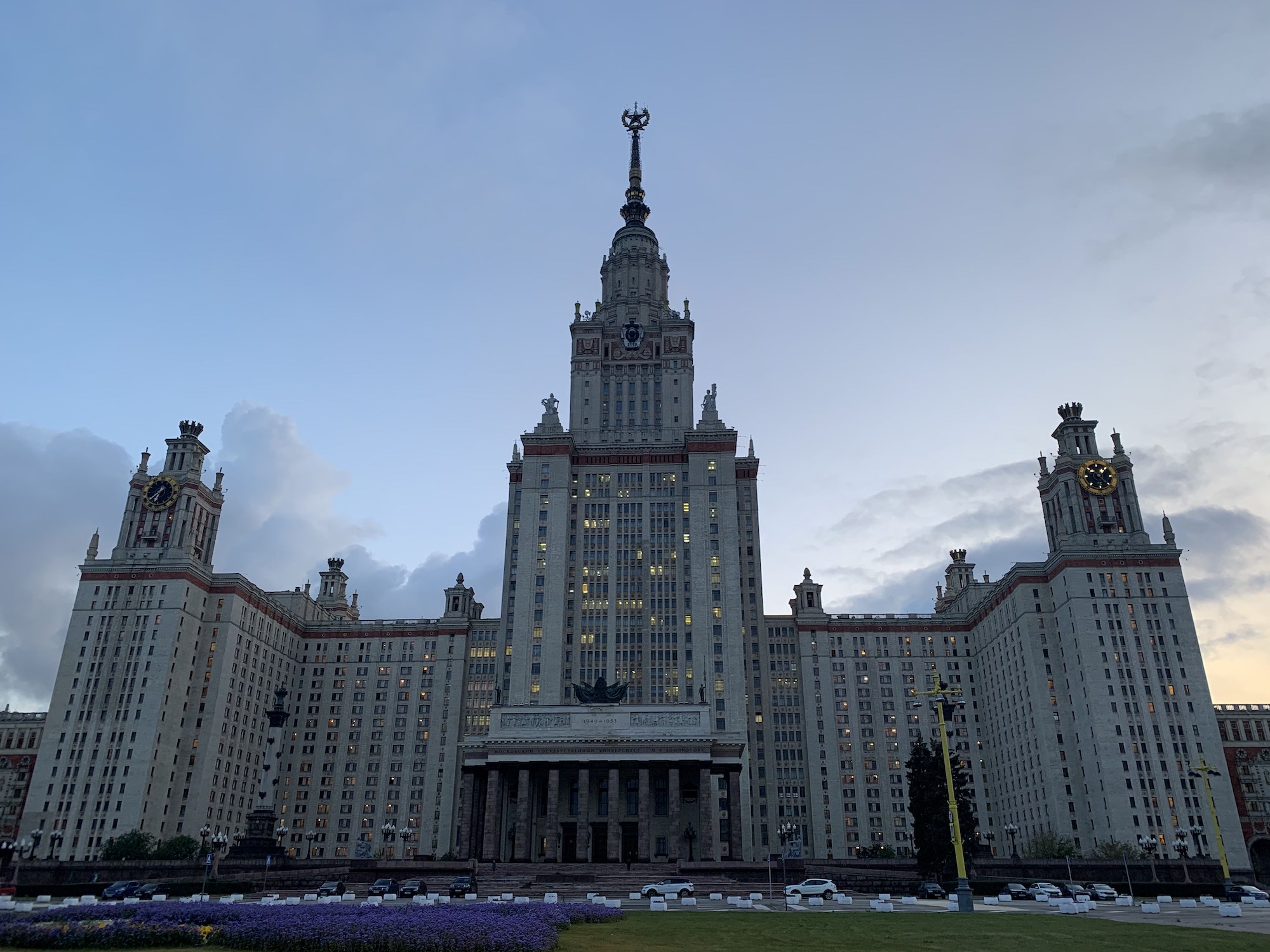 В Москве большой здания МГУ