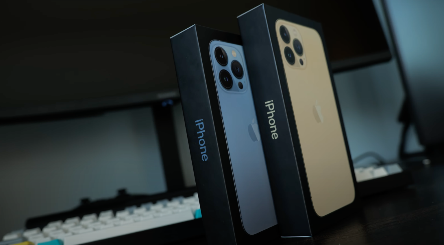 Включённые iPhone 12 и iPhone 12 Pro во всех цветах под разными углами. 20 фото 